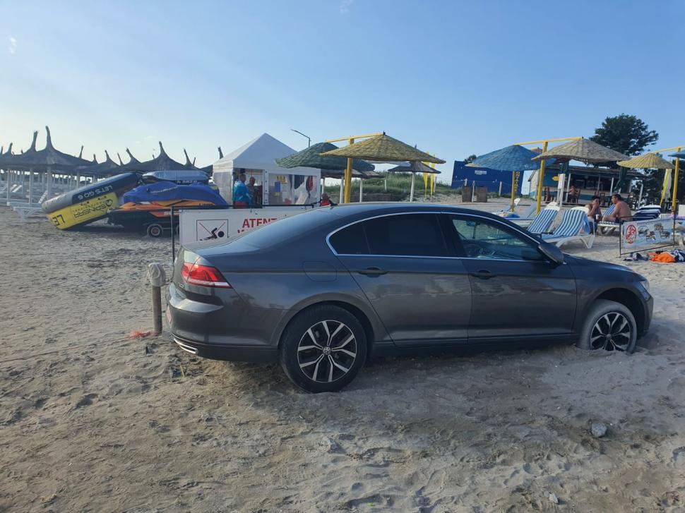 Un turist şi-a parcat maşina pe plaja din Saturn, printre şezlonguri, iar salvamarii au sunat la Poliţie 718080