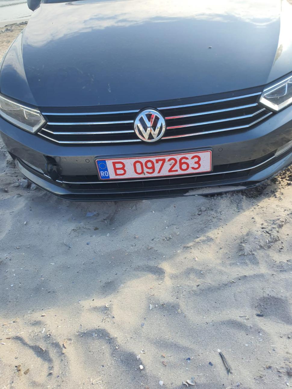 Un turist şi-a parcat maşina pe plaja din Saturn, printre şezlonguri, iar salvamarii au sunat la Poliţie 718081