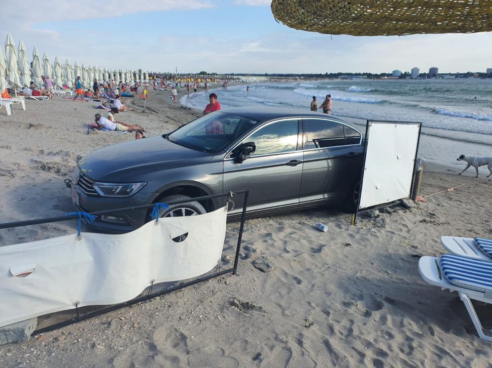 Un turist şi-a parcat maşina pe plaja din Saturn, printre şezlonguri, iar salvamarii au sunat la Poliţie 718082