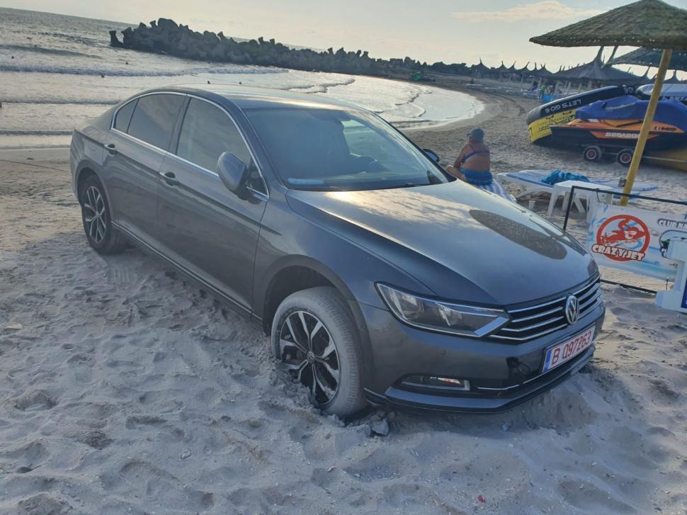 Un turist şi-a parcat maşina pe plaja din Saturn, printre şezlonguri, iar salvamarii au sunat la Poliţie 718083