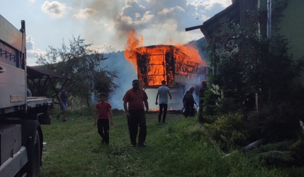 72 de stupi, plini cu albine, miere și ceară, au ars în Maramureș. Vecinii din sat s-au luptat să salveze casa apicultorului