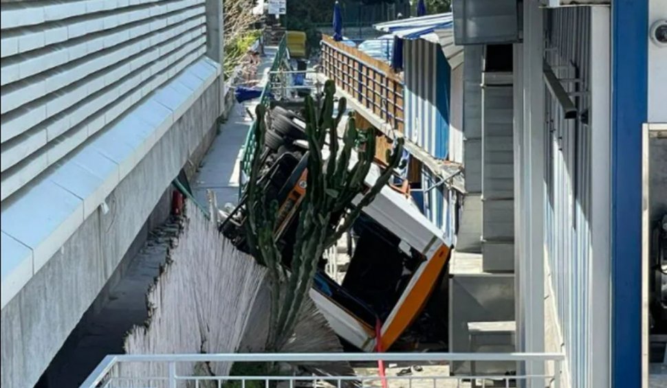 Un autobuz plin cu oameni a căzut în gol de la 6 metri, în Capri. "Am văzut cum maşina se înclină, a rupt parapetele și s-a răstunat"