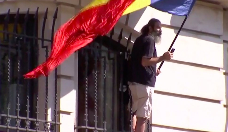 Profesorul de matematică Avramuță s-a urcat pe fațada clădirii Înaltei Curți din București, în semn de protest: Circulația a fost restricționată