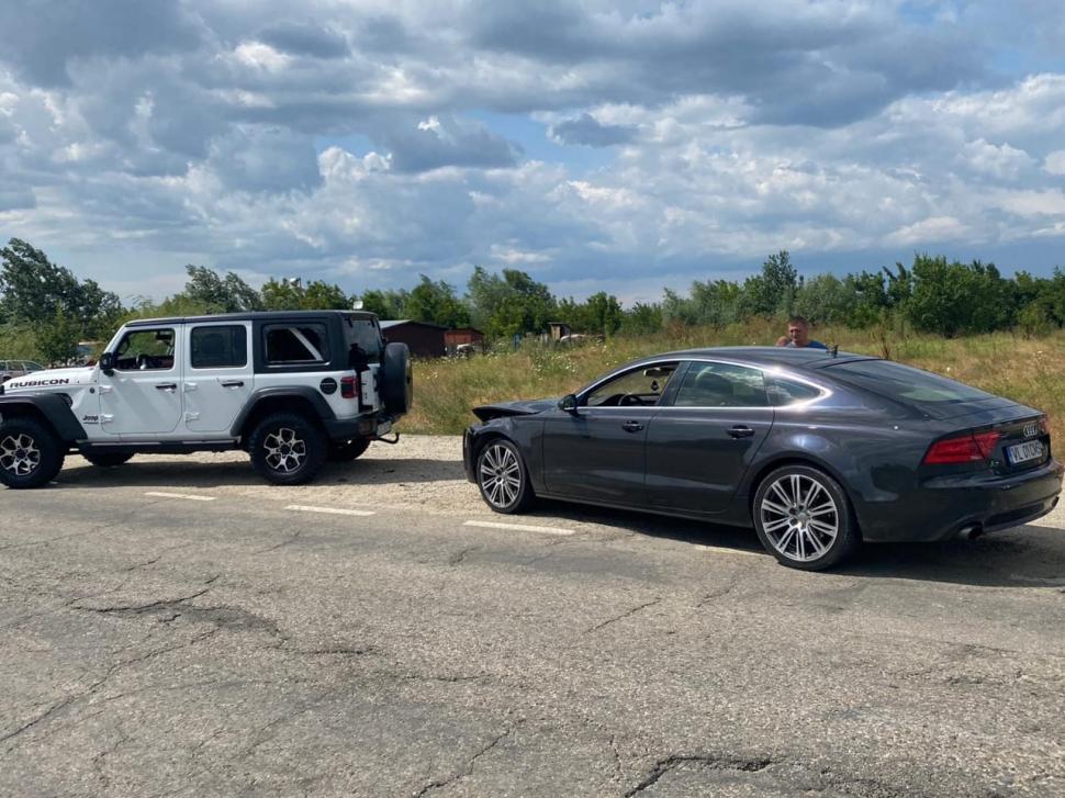 Un bărbat a fost snopit în bătaie cu macete şi bâte, după o şicanare în trafic, la Olt 718310