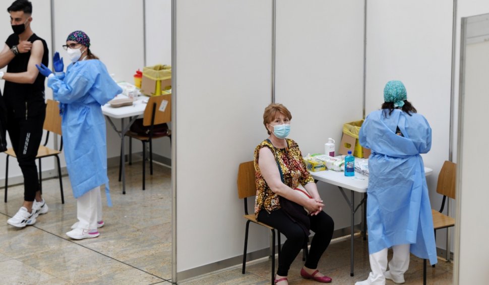 Românii care se vaccinează împotriva COVID-19 primesc câte o zi liberă plătită pentru fiecare doză. Legea a fost promulgată