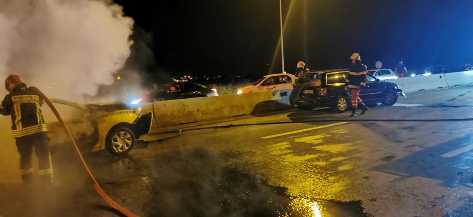 Carambol pe Autostrada A1. În urma impactului, două dintre maşini au luat foc 718423