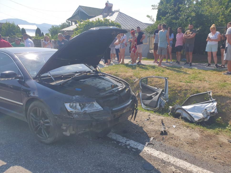 Impact violent între două maşini la Bacău. Trei copii şi trei adulţi au ajuns la spital 718572