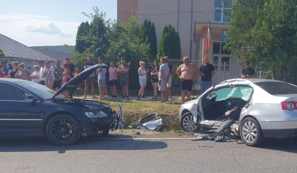 Impact violent între două maşini la Bacău. Trei copii şi trei adulţi au ajuns la spital 718573