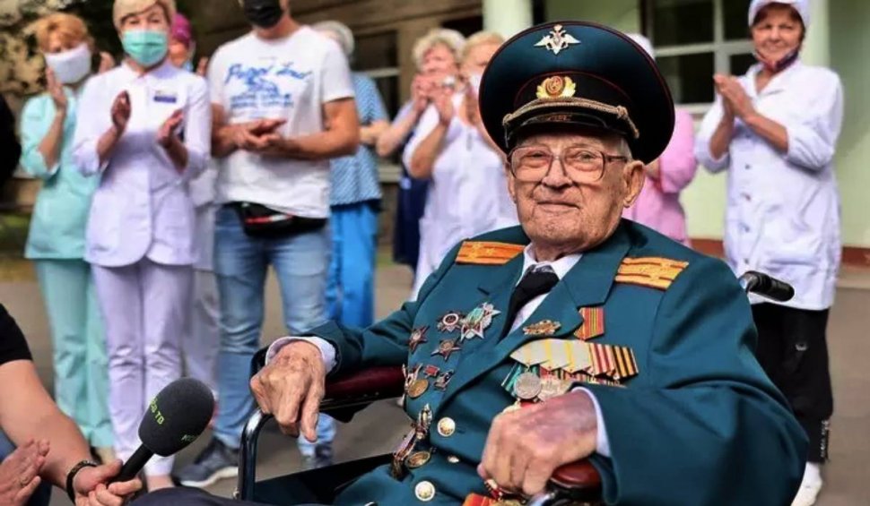 Bătrân de 102 ani, veteran din al Doilea Război Mondial, vindecat de o formă gravă de COVID-19