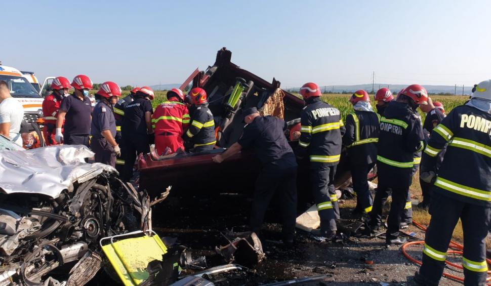 Şapte morţi după un accident devastator între un Mercedes şi un microbuz, în Răcăciuni, Bacău 718525