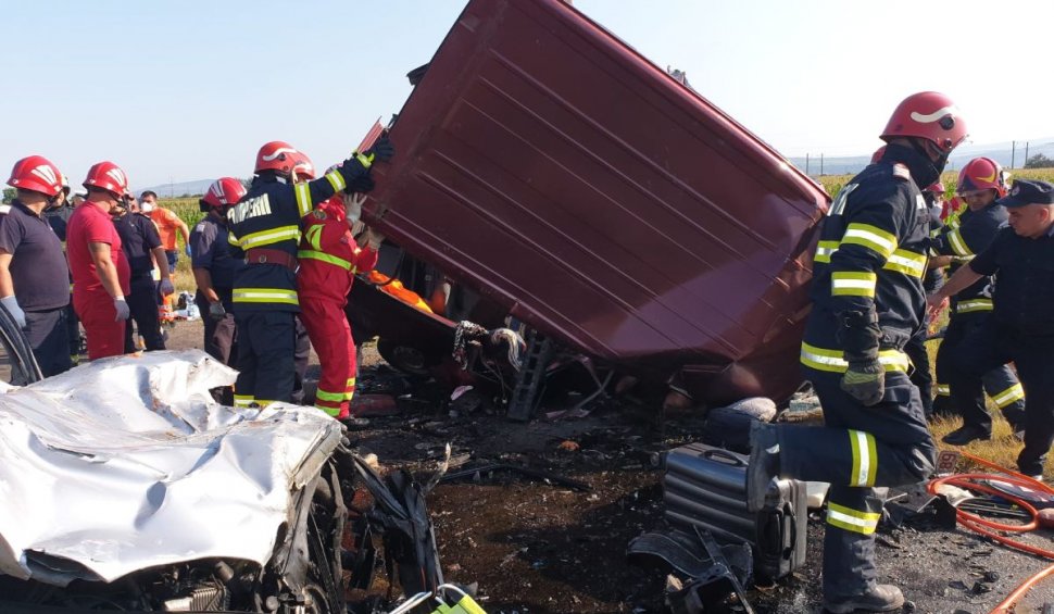 Şapte morţi după un accident devastator între un Mercedes şi un microbuz, în Răcăciuni, Bacău