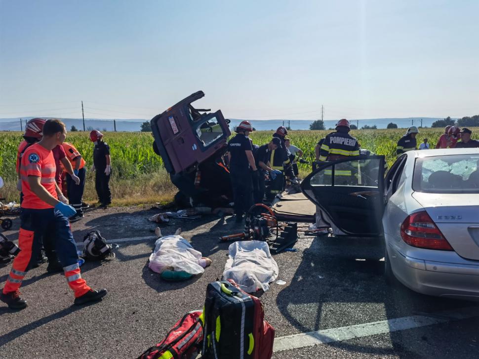 Şapte morţi după un accident devastator între un Mercedes şi un microbuz, în Răcăciuni, Bacău 718529