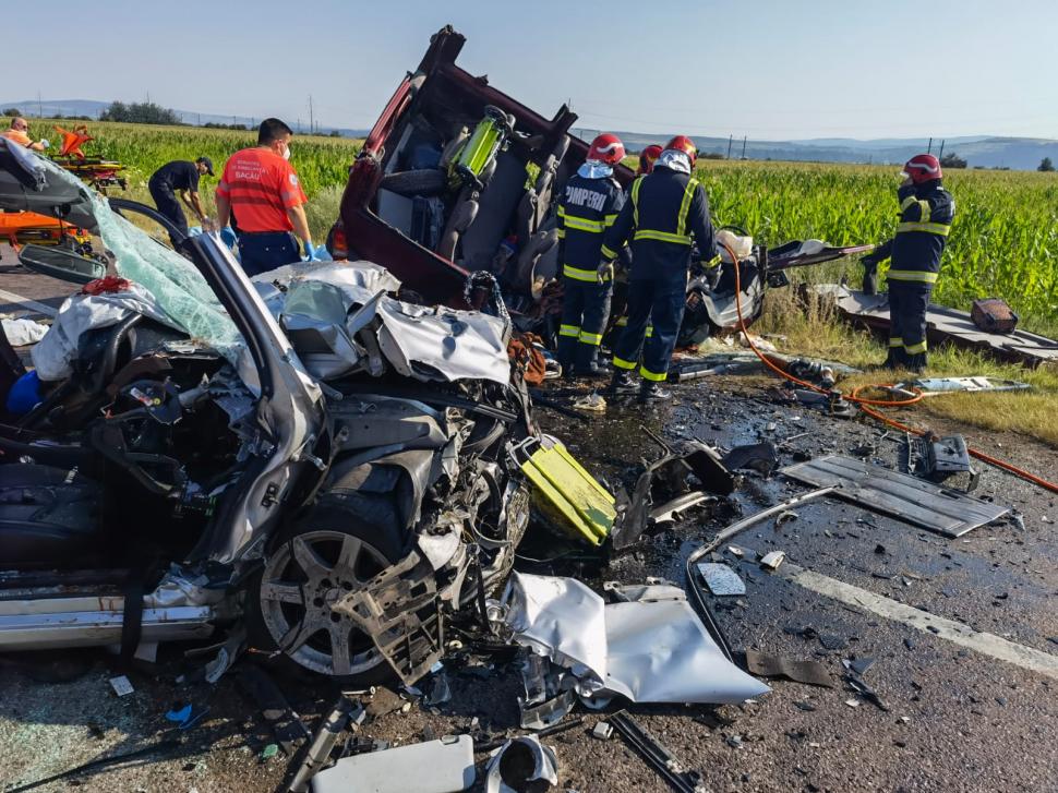 Şapte morţi după un accident devastator între un Mercedes şi un microbuz, în Răcăciuni, Bacău 718531