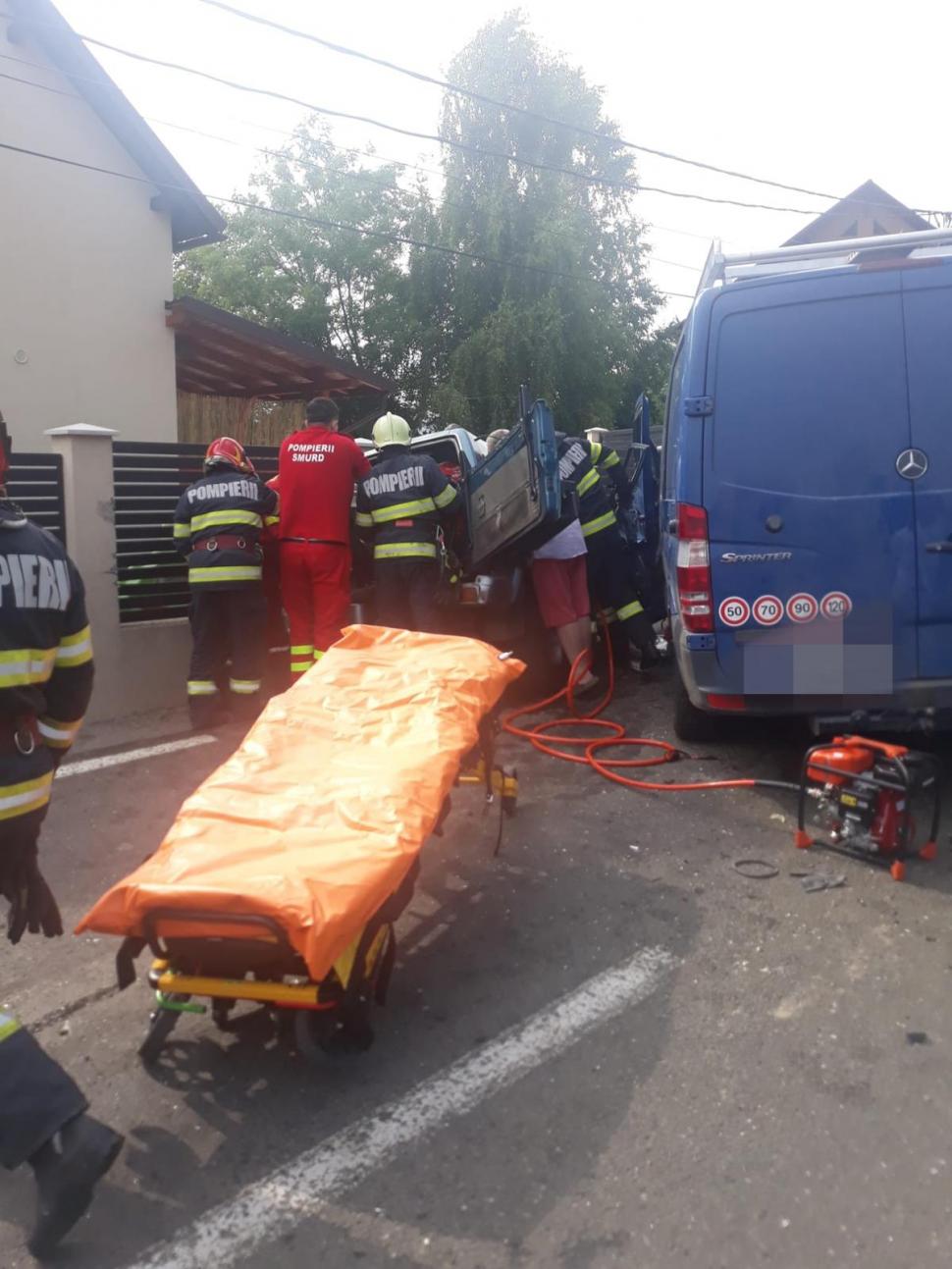 Accident cumplit cu trei maşini la Baia Sprie. O tânără de 19 ani a rămas încarcerată 718776