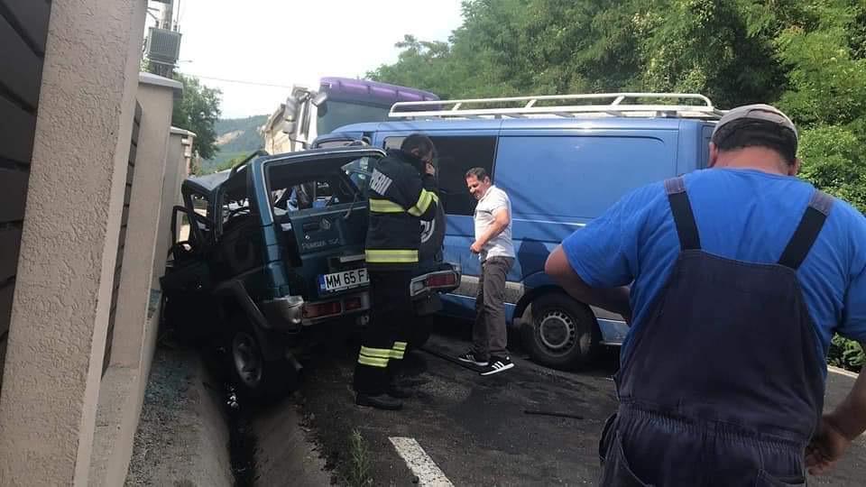 Accident cumplit cu trei maşini la Baia Sprie. O tânără de 19 ani a rămas încarcerată 718780