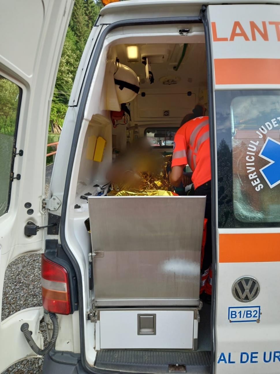 Un bărbat şi un copil, loviţi de trăsnet într-o pădure din Suceava. Tot judeţul este sub cod galben de furtună 718747