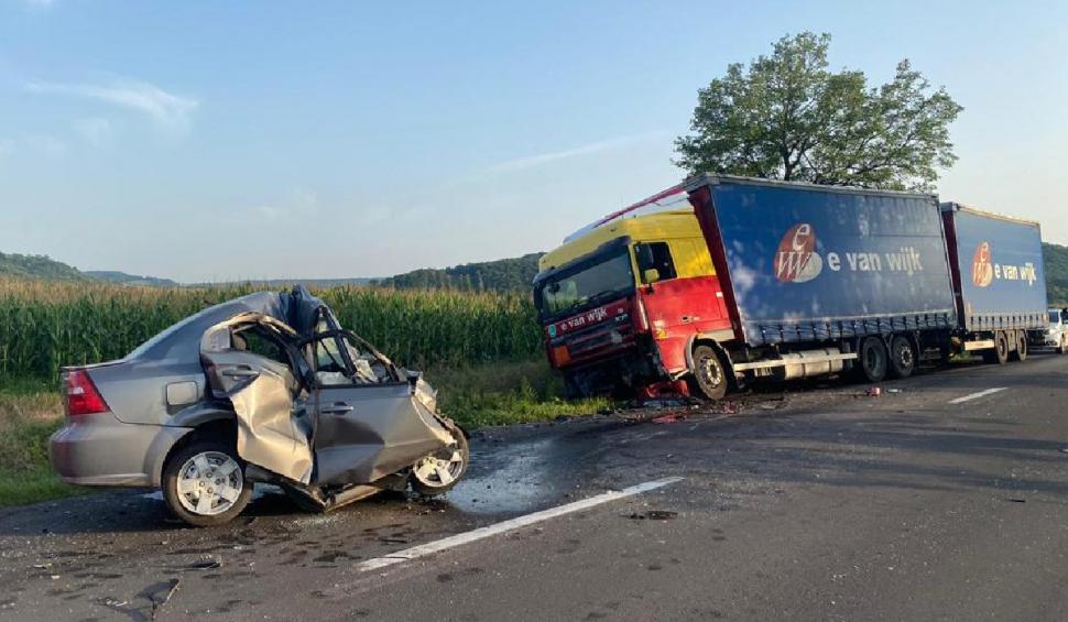 Impact mortal între un autoturism şi un TIR între localităţile Ilieni şi Crăciuneşti 718784
