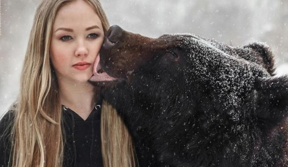 "Masha şi Ursul" în viaţa reală. Imagini inedite cu o rusoaică şi ursul ei Archie, la pescuit 718751