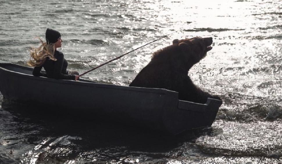 "Masha şi Ursul" în viaţa reală. Imagini inedite cu o rusoaică şi ursul ei Archie, la pescuit 718752