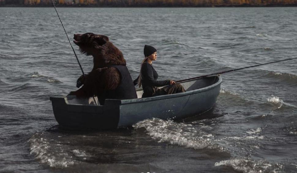 "Masha şi Ursul" în viaţa reală. Imagini inedite cu o rusoaică şi ursul ei Archie, la pescuit 718753