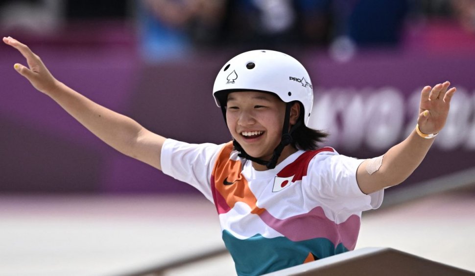 Ea este sportiva de 13 ani care a câștigat aurul la Jocurile Olimpice. Cea mai vârstnică participantă are 46 de ani