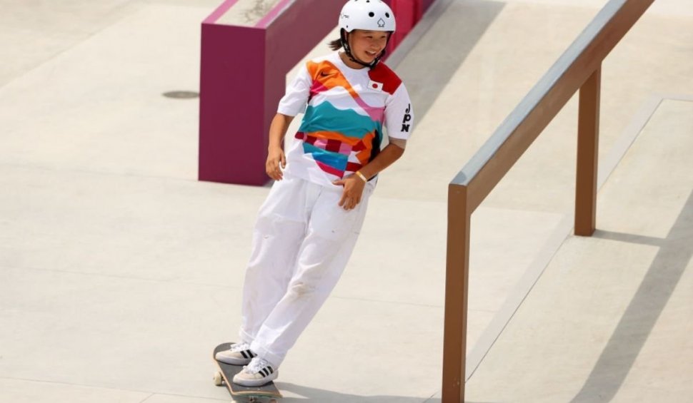 O fetiță de doar 13 ani pleacă acasă cu aurul olimpic, după ce a câștigat prima finală de skateboarding la feminin