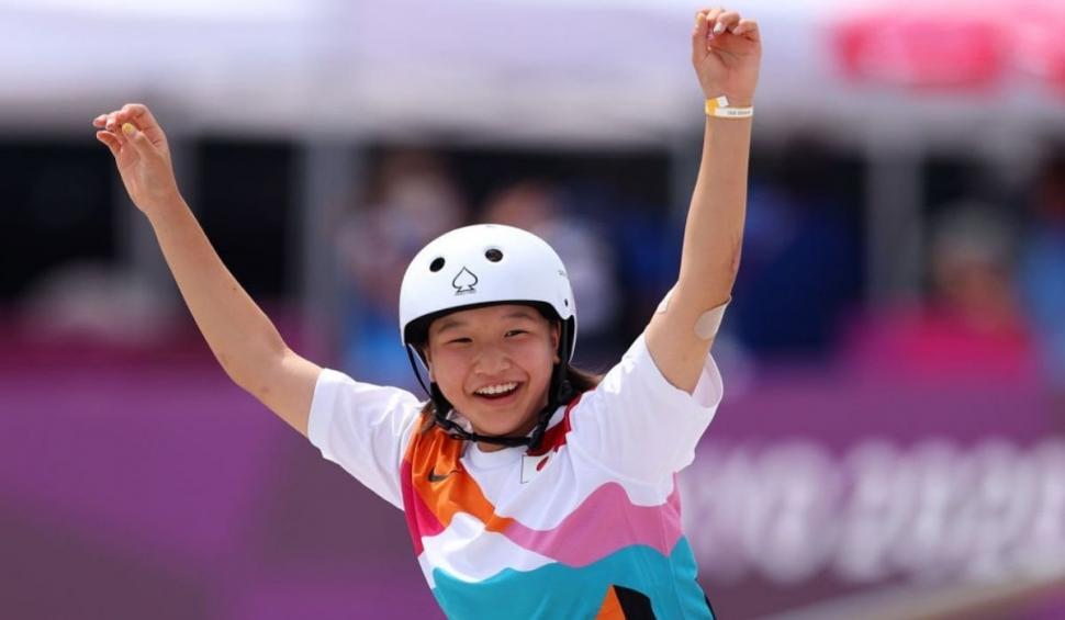 O fetiță de doar 13 ani pleacă acasă cu aurul olimpic, după ce a câștigat prima finală de skateboarding la feminin 718763