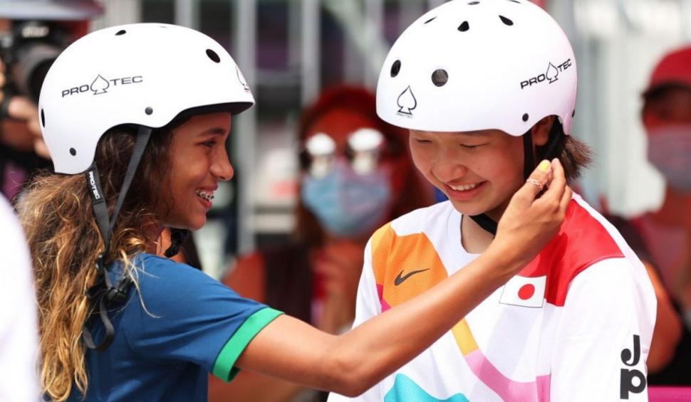 O fetiță de doar 13 ani pleacă acasă cu aurul olimpic, după ce a câștigat prima finală de skateboarding la feminin 718764