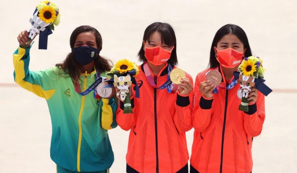 O fetiță de doar 13 ani pleacă acasă cu aurul olimpic, după ce a câștigat prima finală de skateboarding la feminin 718765