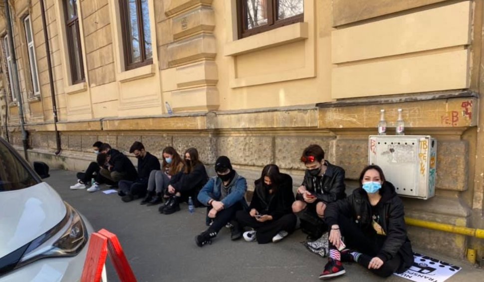 Protest al elevilor împotriva lui Florin Cîțu: "După ce că ne lasă fără transport, ne lasă și fără dreptul de a protesta"