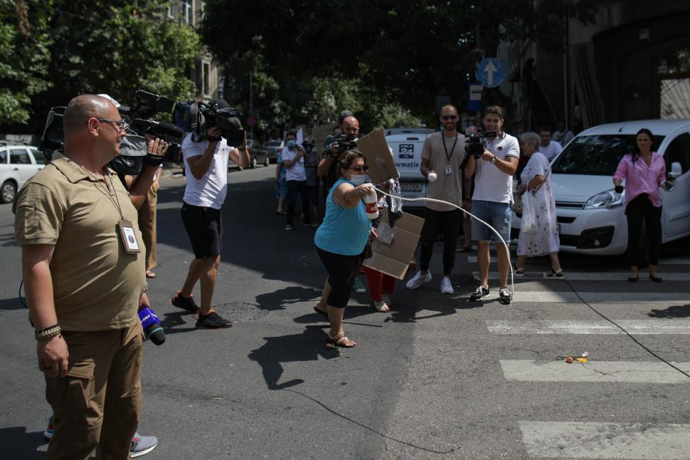 Circ în fața DNA la apariția lui Dragnea. Protestatarii aruncă cu lapte și ouă 718676