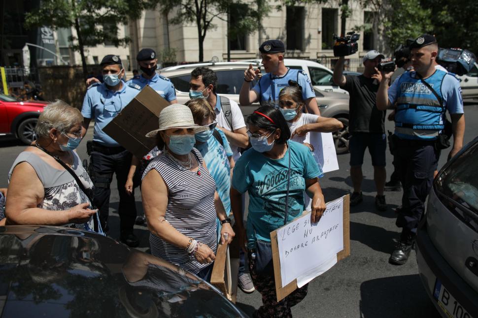 Circ în fața DNA la apariția lui Dragnea. Protestatarii aruncă cu lapte și ouă 718677