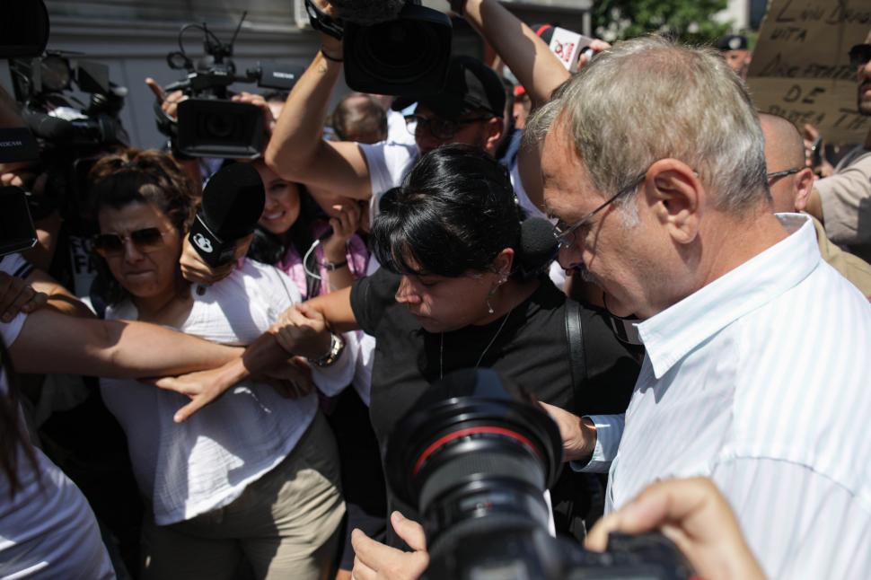 Circ în fața DNA la apariția lui Dragnea. Protestatarii aruncă cu lapte și ouă 718678