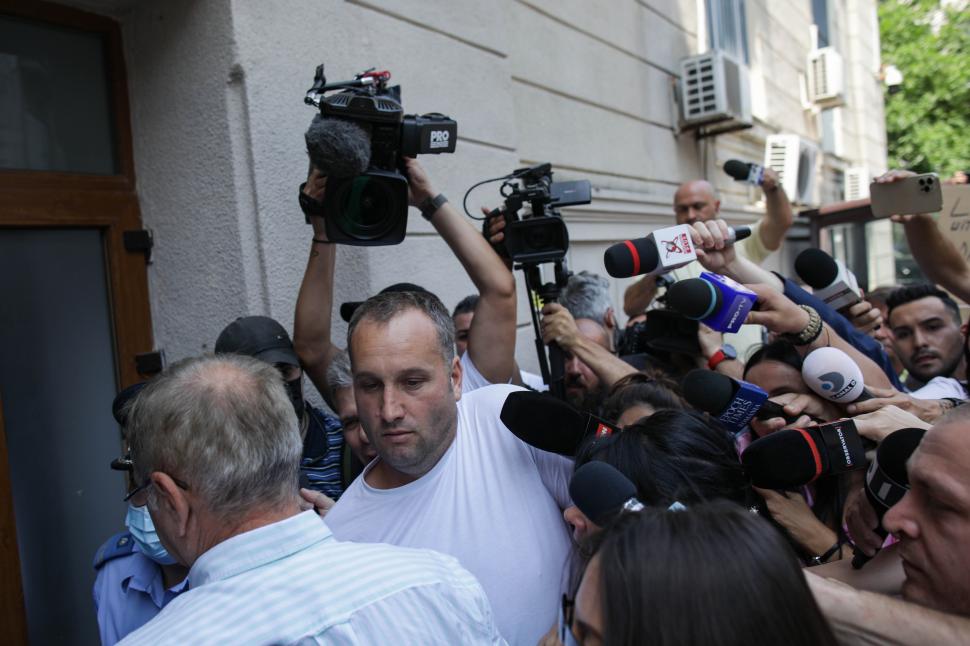 Circ în fața DNA la apariția lui Dragnea. Protestatarii aruncă cu lapte și ouă 718679