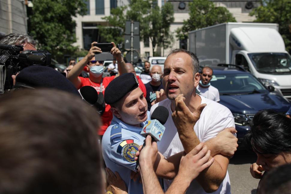 Circ în fața DNA la apariția lui Dragnea. Protestatarii aruncă cu lapte și ouă 718680