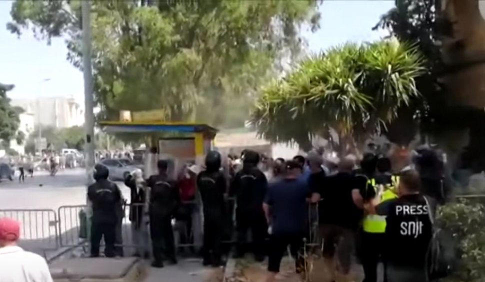 Înfruntări violente în fața Parlamentului blocat de armată, după ce președintele din Tunisia l-a demis pe șeful guvernului