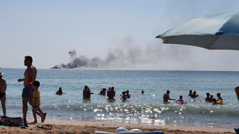 Turiștii din stațiunea 2 Mai se plâng că sunt intoxicați cu fum de fiecare dată când fac plajă 718662