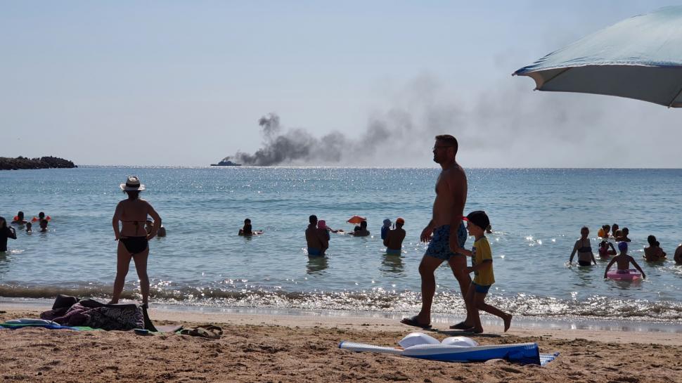 Turiștii din stațiunea 2 Mai se plâng că sunt intoxicați cu fum de fiecare dată când fac plajă 718663