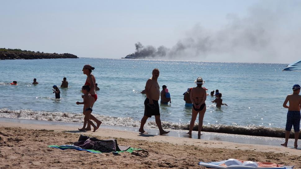Turiștii din stațiunea 2 Mai se plâng că sunt intoxicați cu fum de fiecare dată când fac plajă 718664