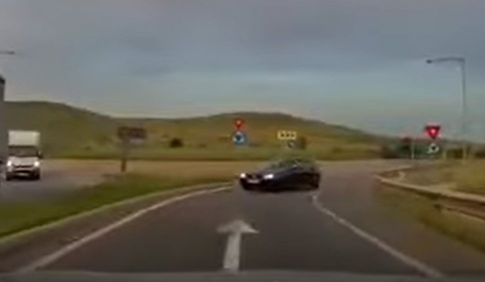Mașină filmată în timp ce merge pe contrasens pe autostrada A3. Poliția îl caută pe șofer