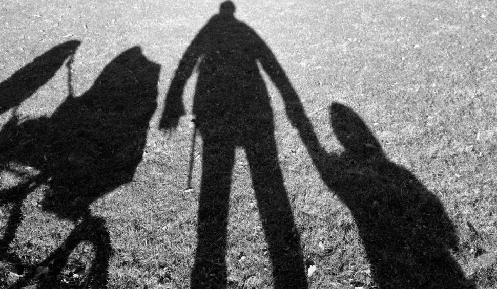 O mamă a fugit de serviciile sociale, cu cele două fetițe, după ce autoritățile au decis separarea minorilor de ea