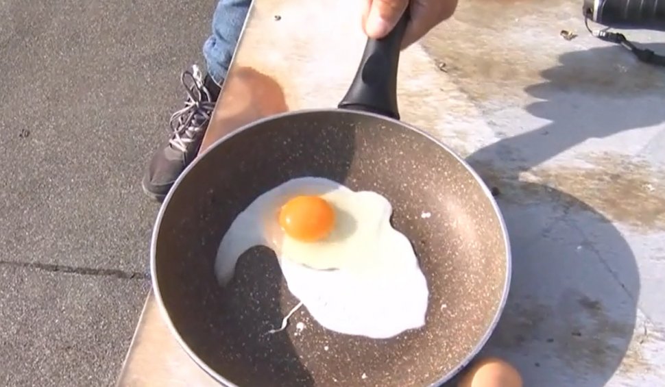 Momentul în care un ou se prăjeşte instantaneu pe bloc în cea mai călduroasă zi din an
