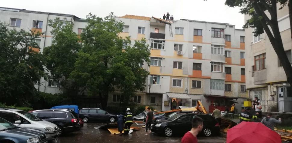 Eoliană luată de vânt în Botoșani, în urma unei vijelii. Imagini cu dezastrul provocat de furtuna puternică 719167