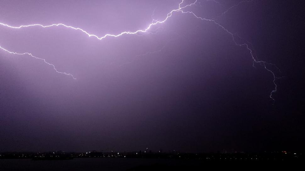 Furtună puternică în Bucureşti și împrejurimi! Rafale de peste 75 km/h și copaci căzuți. Rețeaua electrică, afectată 719185