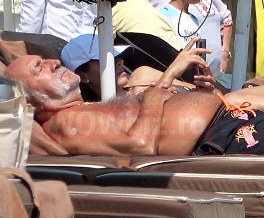 Ion Țiriac la plajă la Mamaia. Miliardarul, relaxat pe sezlong alături de o tânără 719021