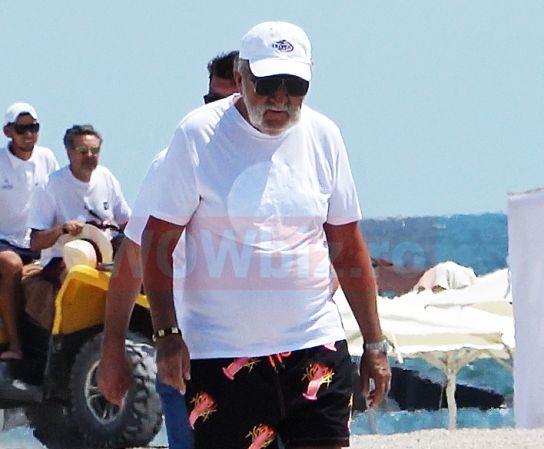 Ion Țiriac la plajă la Mamaia. Miliardarul, relaxat pe sezlong alături de o tânără 719022