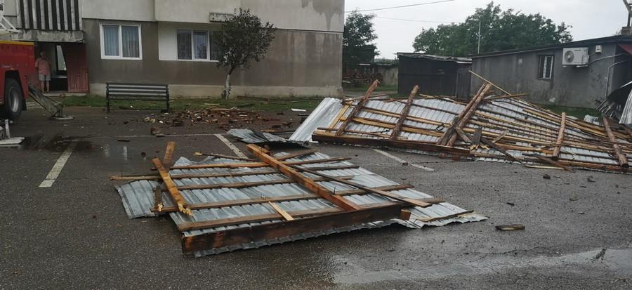 Ploile şi vântul puternic au făcut prăpad în mai multe judeţe din ţară. Un acoperiş s-a prăbuşit peste maşinile aflate în trafic  719121