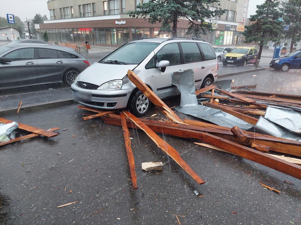 Ploile şi vântul puternic au făcut prăpad în mai multe judeţe din ţară. Un acoperiş s-a prăbuşit peste maşinile aflate în trafic  719123