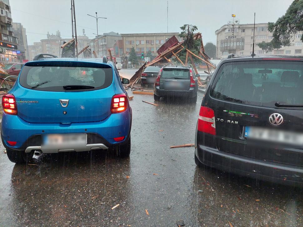 Ploile şi vântul puternic au făcut prăpad în mai multe judeţe din ţară. Un acoperiş s-a prăbuşit peste maşinile aflate în trafic  719124