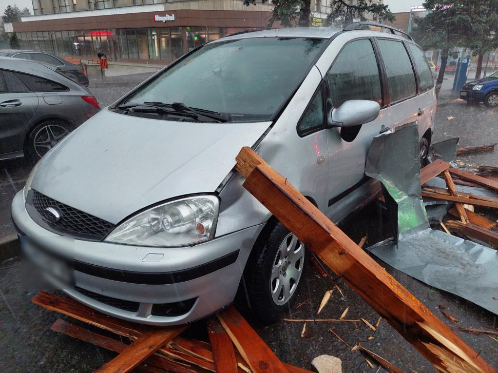 Ploile şi vântul puternic au făcut prăpad în mai multe judeţe din ţară. Un acoperiş s-a prăbuşit peste maşinile aflate în trafic  719125